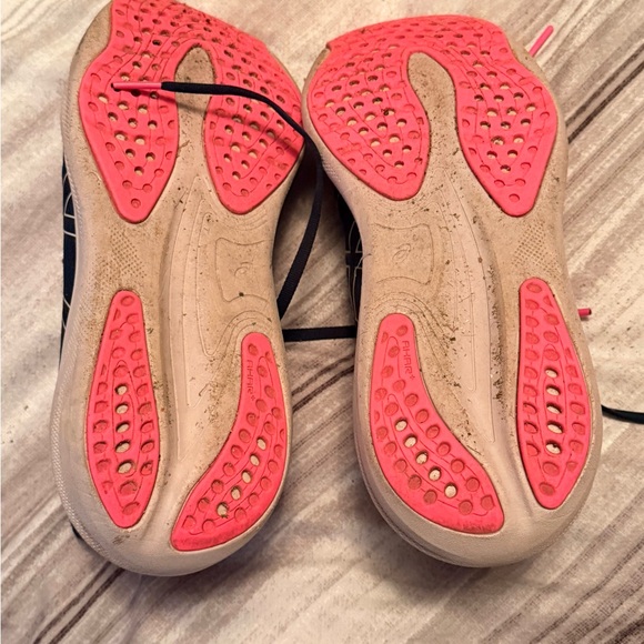 Women’s Asics - Picture 4 of 4